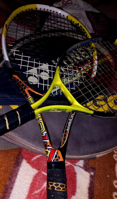 Raquette est une Yonex + Raquette Yonex RDS Junior II 21 jaune.