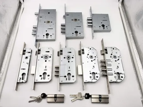 Accessoires de porte (serrure paumelle canou poignée...)