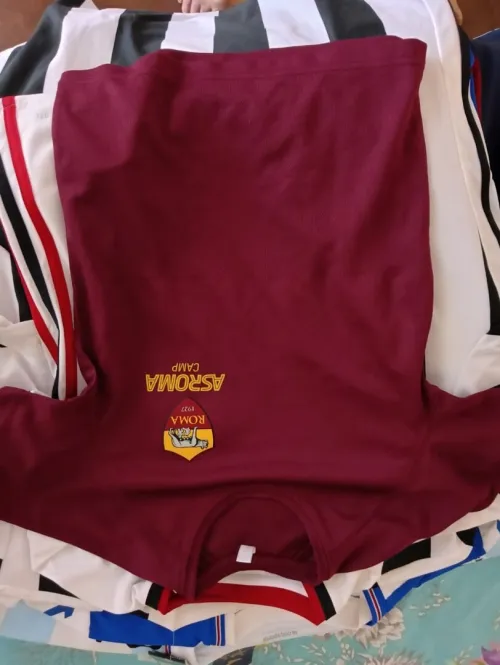 Lot de maillots de sport et T-shirts en gros