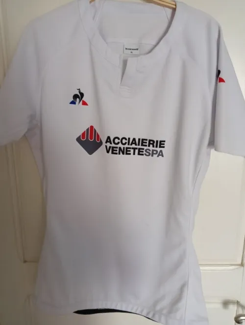 Lot de maillots de sport et T-shirts en gros
