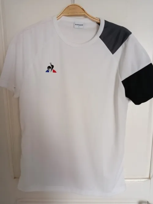 Lot de maillots de sport et T-shirts en gros