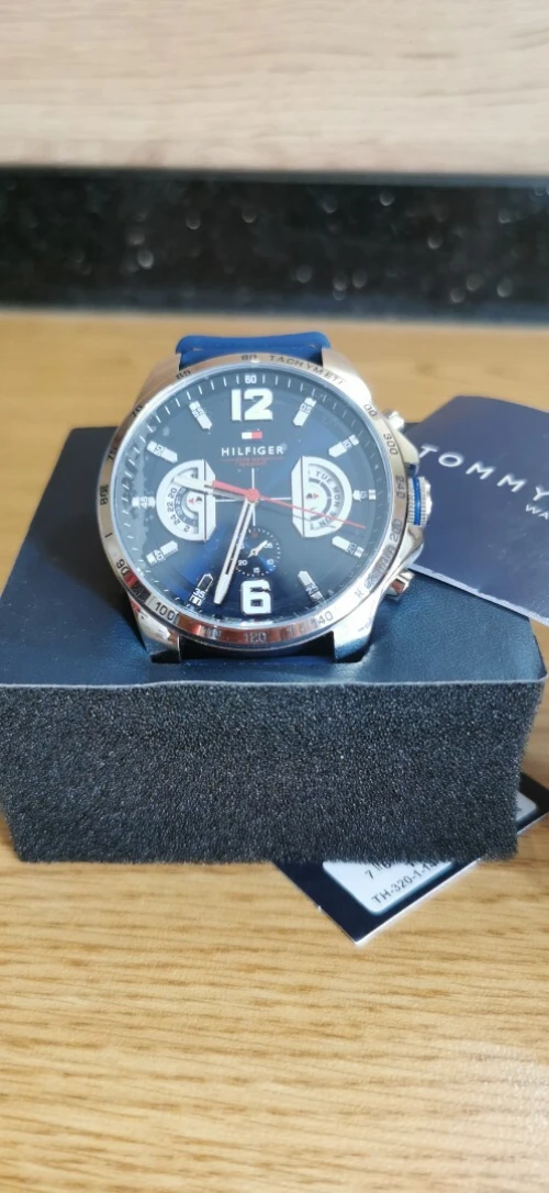 Tommy Hilfiger Decker 1791476 watch features a navy blue