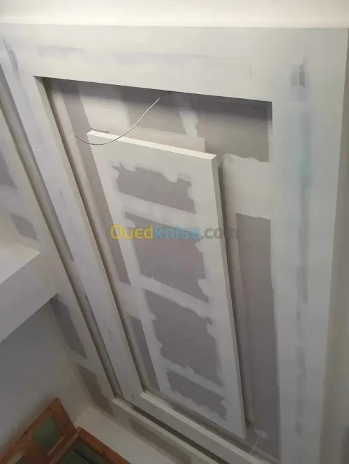  الديكور الداخلي للبيوت و العمارات و كذا كل اشغال الطلاء و الجبس و البلاكو بلاترن .  
