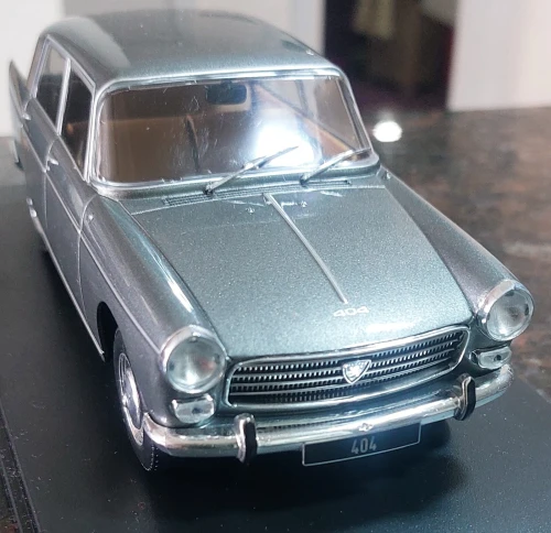 Miniature auto 404