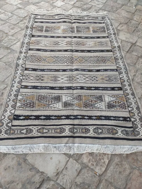 Tapis traditionnel fait a main avec pure laine 