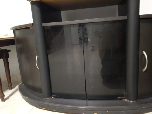 Une table TV / طاولة تلفاز