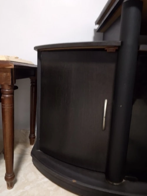 Une table TV / طاولة تلفاز