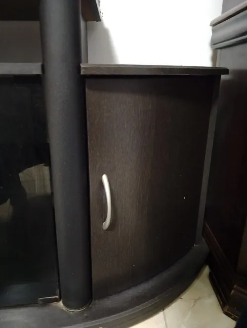 Une table TV / طاولة تلفاز