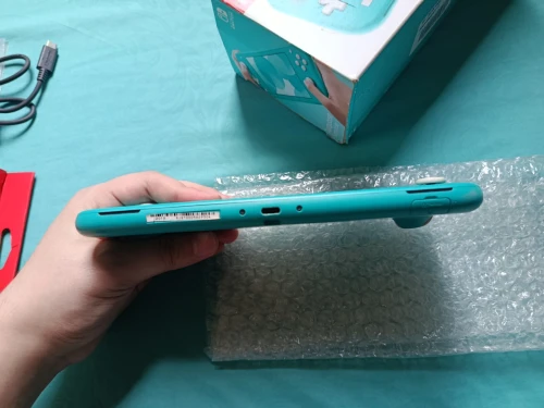 Nintendo switch lite flashée avec sa boit sd 128 + 5 jeux