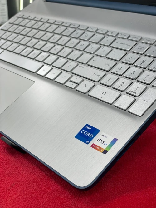 HP 15 / i5 1235U / 8GB / 256GB / 15.6 FHD