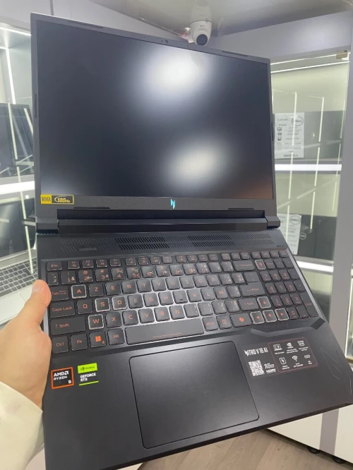 acer nitro v16 /ryzen 5 240/ 16gb 512gb  /rtx5050 8gb 16pouce 180hz