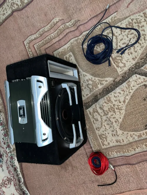 Subwoofer jbl et amplificateur jbl venu a france avec cablage 