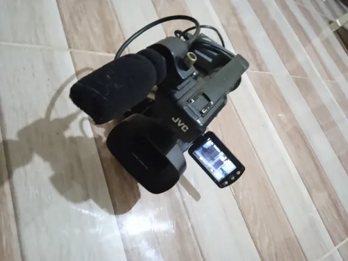 JVC GY-HM100E ProHD TRÈS bonne état