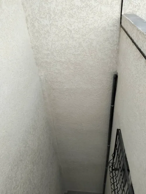 Facade en monocouch gratté et mouchter écrasé.......