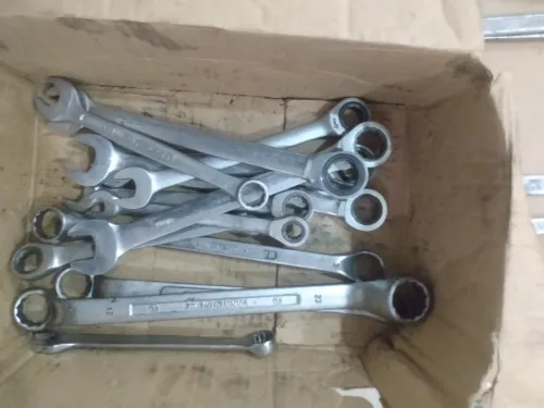 Lot de clés et outillages