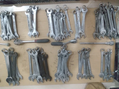 Lot de clés et outillages