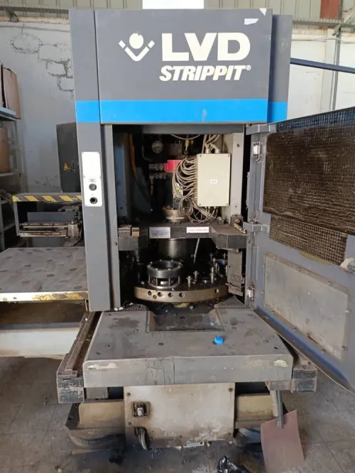 À VENDRE Deux machines poinçonneuses LVD