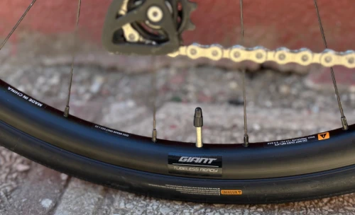 Vélo Route Haute de gamme avec un magnifique kit qui rassemble la modernité et la performance