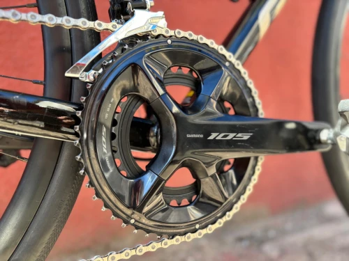 Vélo Route Haute de gamme avec un magnifique kit qui rassemble la modernité et la performance