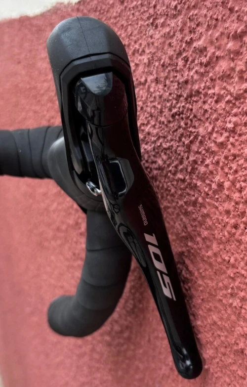 Vélo Route Haute de gamme avec un magnifique kit qui rassemble la modernité et la performance