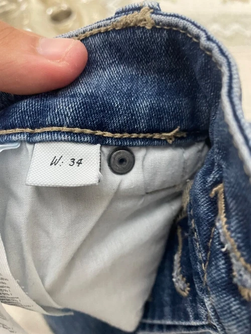 Short jean homme , la marque jack and jones taille w34 , eur :42 Numero de telephone : 
