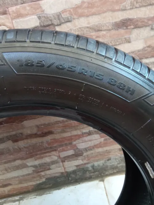 Pneus 100 % d'Origine Renault GT Radial CHAMPIRO 185/65/ R15  1 Neuf + 1 Occasion