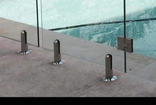 Garde corps en verre. Rampe d'escaliers, séparation de piscine