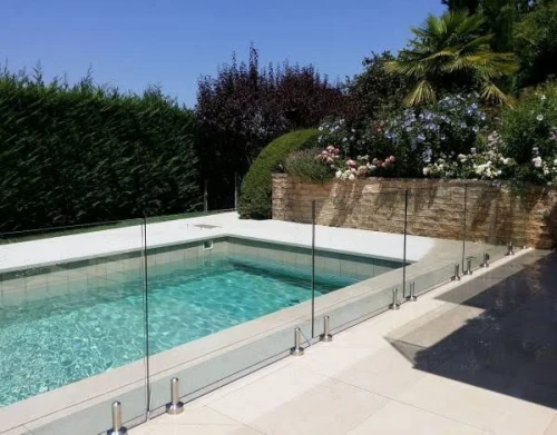 Garde corps en verre. Rampe d'escaliers, séparation de piscine