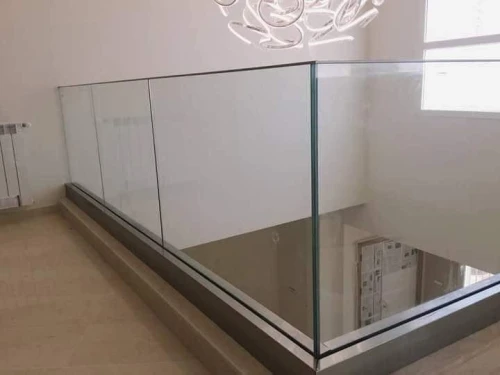Garde corps en verre. Rampe d'escaliers, séparation de piscine