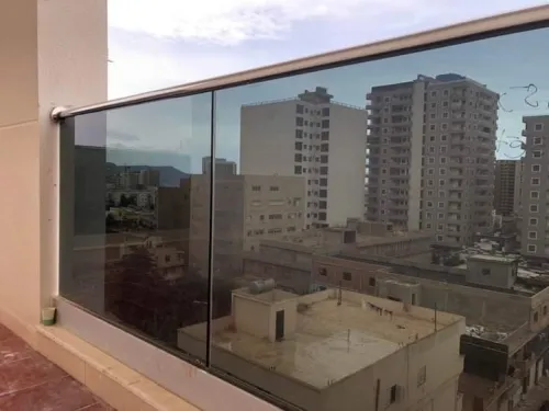 Garde corps en verre. Rampe d'escaliers, séparation de piscine