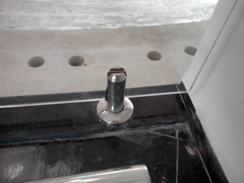 Garde corps en verre. Rampe d'escaliers, séparation de piscine