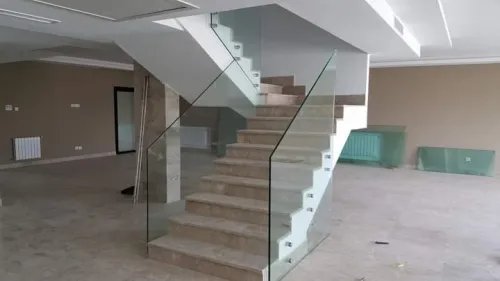 Garde corps en verre. Rampe d'escaliers, séparation de piscine