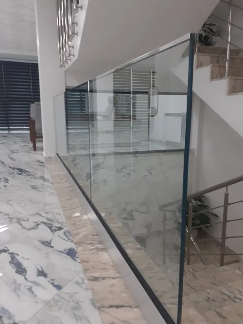 Garde corps en verre. Rampe d'escaliers, séparation de piscine