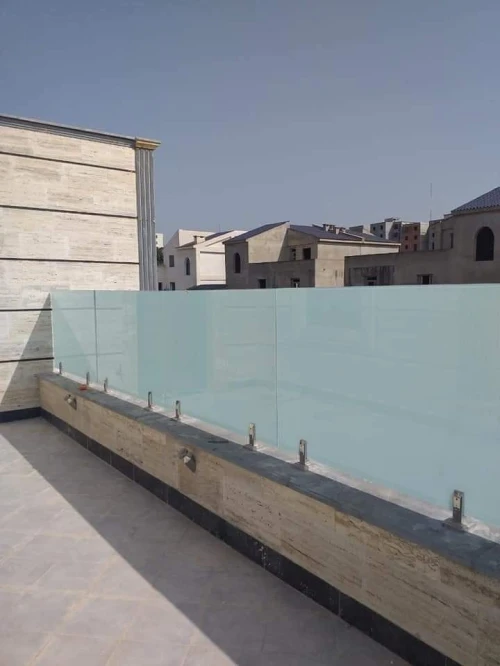 Garde corps en verre. Rampe d'escaliers, séparation de piscine