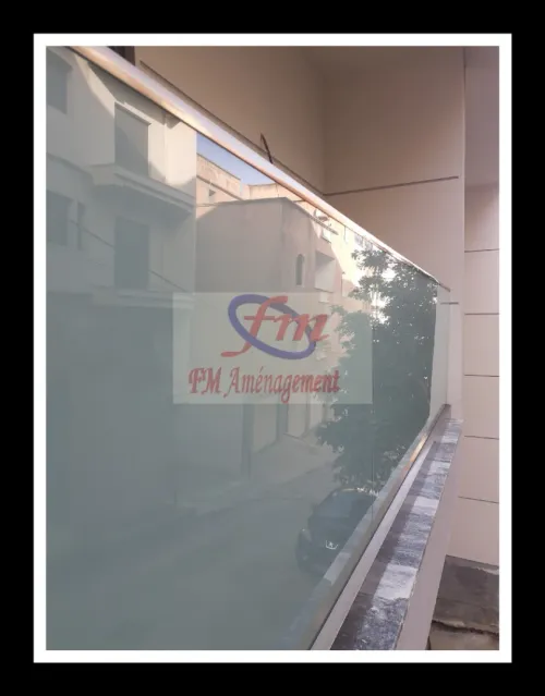 Garde corps en verre. Rampe d'escaliers, séparation de piscine
