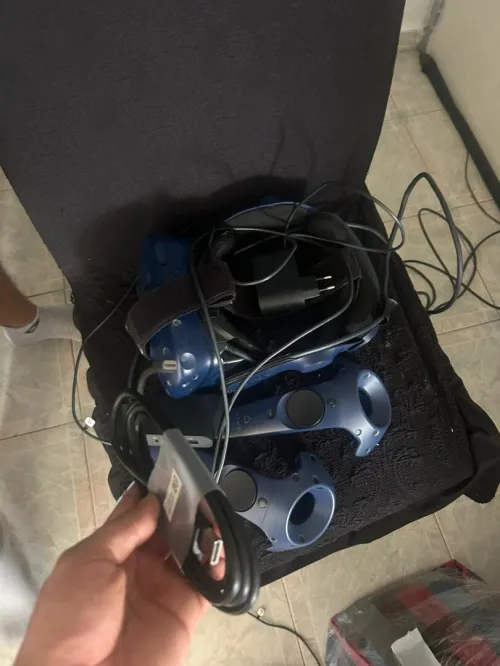 casque de réalité virtuelle HTC Vive avec ses deux manettes (contrôleurs).