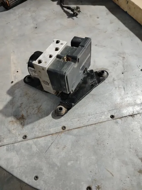 Bloc ABS 206+ /amortisseur avant 206 1.4 essence/ crémaillère de direction pour une Peugeot 206 1.4 essence