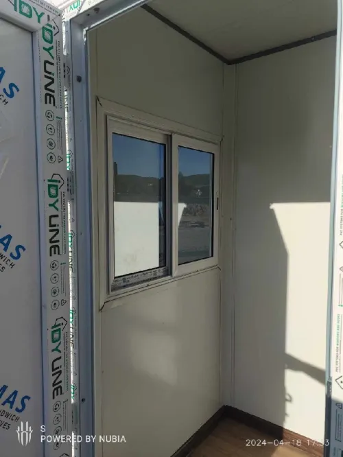 Chalet Poste de garde 1.5x1.5 une porte une fenêtre
