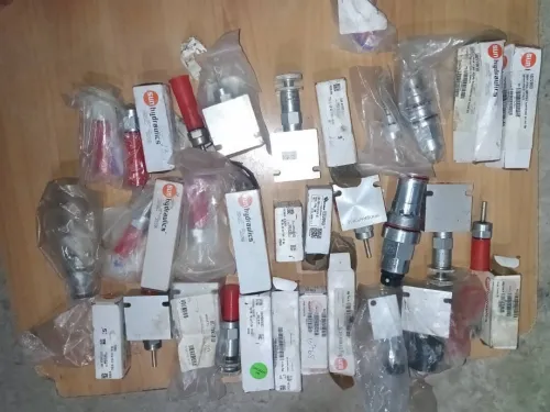 Lot de piéces détachées affaire هيدروليكية و ميكانيكية 