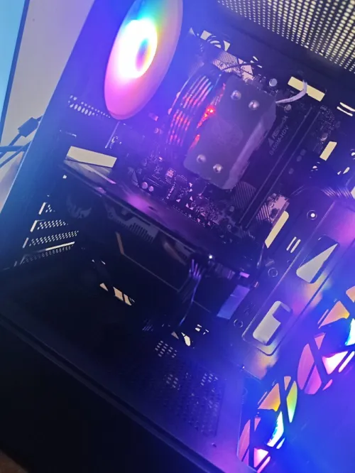 PC GAMER (R5 3600 + GTX 1660 SUPER + 8GB RAM + 256GB SSD )