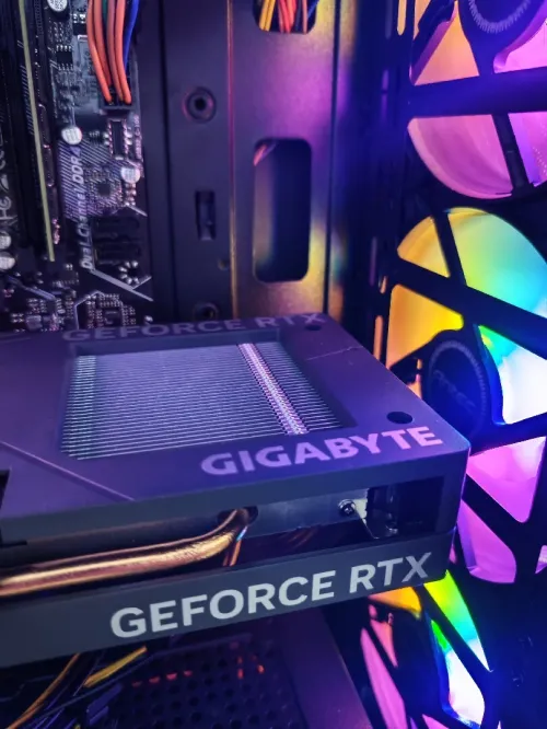 PC GAMER ( RYZEN 5 5600 +RTX 4060 GIGABYTE 3 FAN +B550M + 16GB + 256GB )