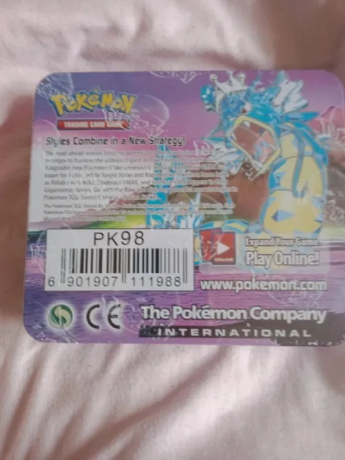 Boîte Métal Collector Pokémon  avec cartes