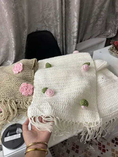 Écharpe blanche ou beige a fleur