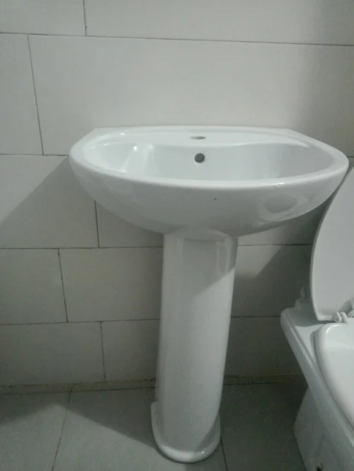 Vente lavabo complet et cuvette sans chasse d eau très bonne état 