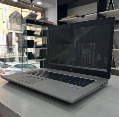 HP ZBook 17 G5 Workstation professionnel 17 pouce i7-8750H 16 Go de RAM DDR4 512 Go SSD NVMe NVIDIA Quadro P2000 4go GDDR5