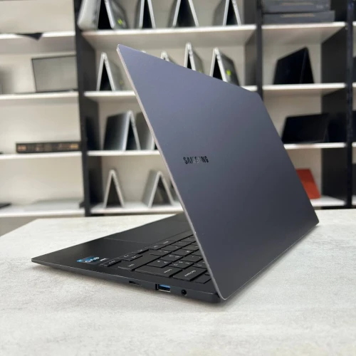 Galaxy Book2 Pro 14 pouce Amoled i7-1260P 16 Go DDR5 512 Go SSD NVMe Iris Xe Graphics