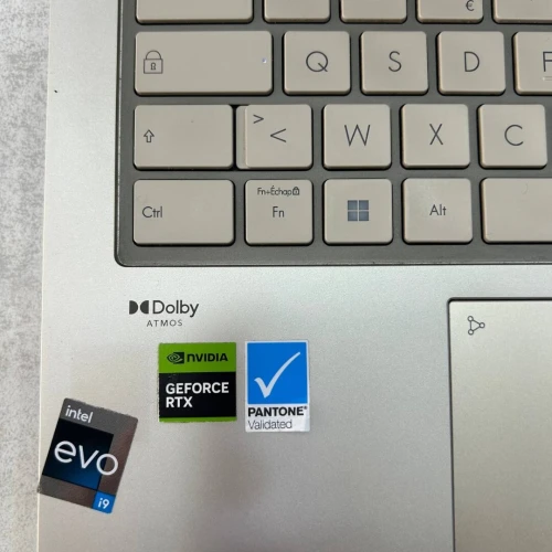 Asus Zenbook 14 OLED Gaming 14 pouce 120Hz i9 13900H 32 Go LPDDR5 512 Go SSD NVMe NVIDIA GeForce RTX 3050 Laptop GPU 4 Go GDDR6
