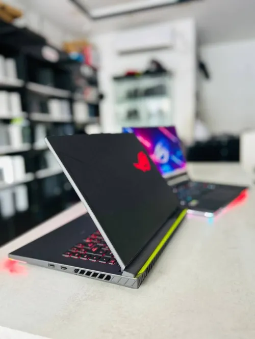 ASUS ROG Strix G16 G614 16 pouces 240Hz i9-13980HX 16 GB DDR4 1 TB PCIe NVMe 4070 140W 8GB GDDR6
