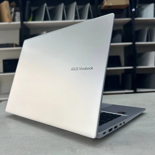 Asus VivoBook 14 14 pouce Snapdragon X (X1-26-100) 16 Go LPDDR5X 512 Go SSD Qualcomm Adreno X1-45 GPU Qualcomm Hexagon NPU