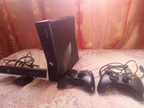 XBOX ET 2 MANETTES ET 15 DVD ET KINECT